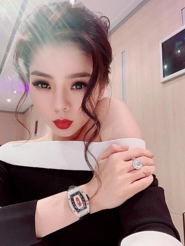 Lệ quyên khoe chiếc tủ đồng hồ nhỏ nhắn nhưng ai nấy đều choáng ngợp bởi sự giàu sang - 12