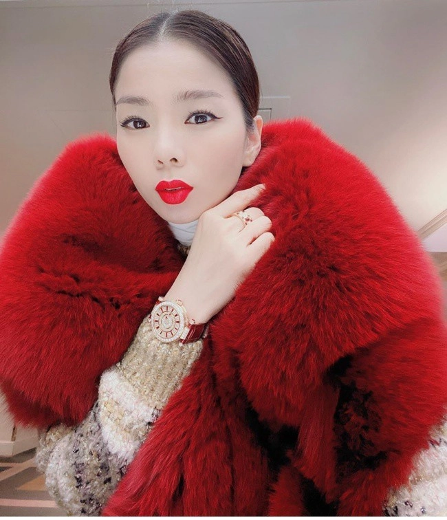 Lệ quyên khoe chiếc tủ đồng hồ nhỏ nhắn nhưng ai nấy đều choáng ngợp bởi sự giàu sang - 15