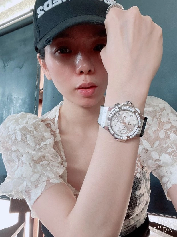 Lệ quyên khoe chiếc tủ đồng hồ nhỏ nhắn nhưng ai nấy đều choáng ngợp bởi sự giàu sang - 16
