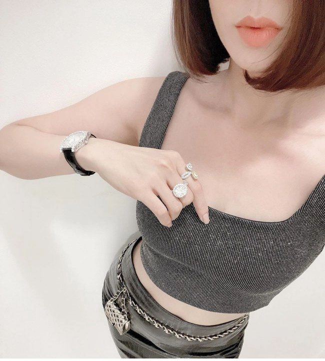 Lệ quyên khoe chiếc tủ đồng hồ nhỏ nhắn nhưng ai nấy đều choáng ngợp bởi sự giàu sang - 18