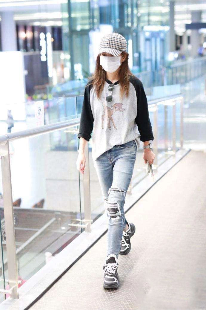 Lên thảm đỏ bị chê diện váy ngủ u50 triệu vy đời thường cũng mặc style cái bang rách tươm - 9