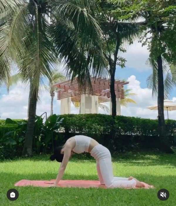 Liên tục khoe các tư thế tập khó nhằn phải chăng chi pu muốn làm nữ thần yoga - 3