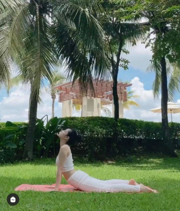 Liên tục khoe các tư thế tập khó nhằn phải chăng chi pu muốn làm nữ thần yoga - 4