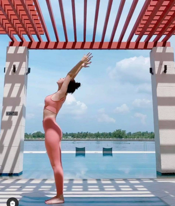 Liên tục khoe các tư thế tập khó nhằn phải chăng chi pu muốn làm nữ thần yoga - 5