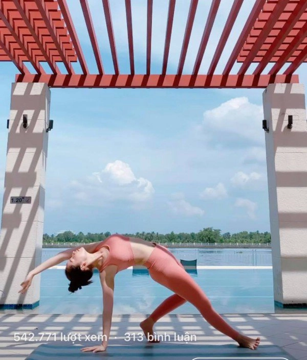 Liên tục khoe các tư thế tập khó nhằn phải chăng chi pu muốn làm nữ thần yoga - 6