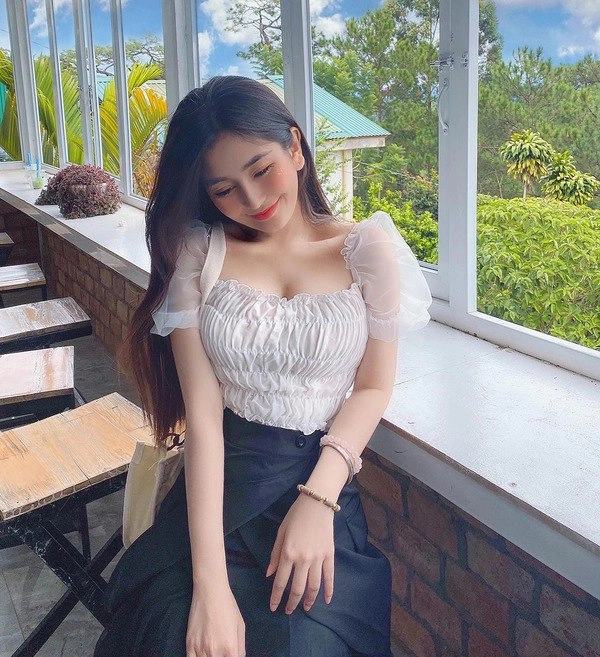 Liên tục làm cđm phát sốt hotgirl 2k1 mới đây lại lên sóng với trang phục cắt trên xẻ dưới - 8