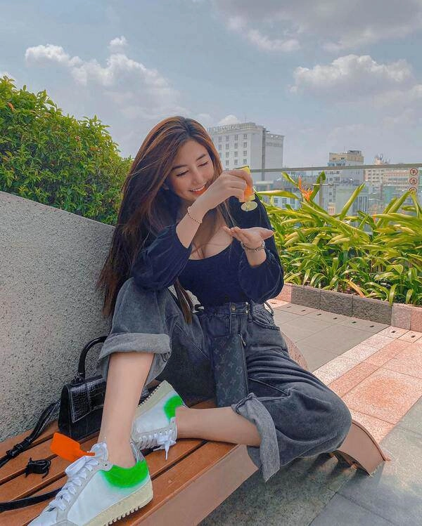 Liên tục làm cđm phát sốt hotgirl 2k1 mới đây lại lên sóng với trang phục cắt trên xẻ dưới - 10