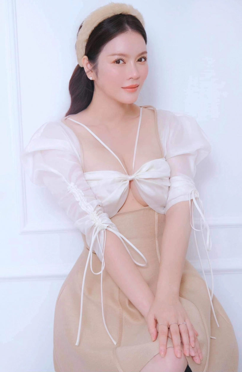 Lý nhã kỳ lên đồ khoe nét dễ thương nhưng nút ruồi ở vị trí ứ ừ gây sốt - 1