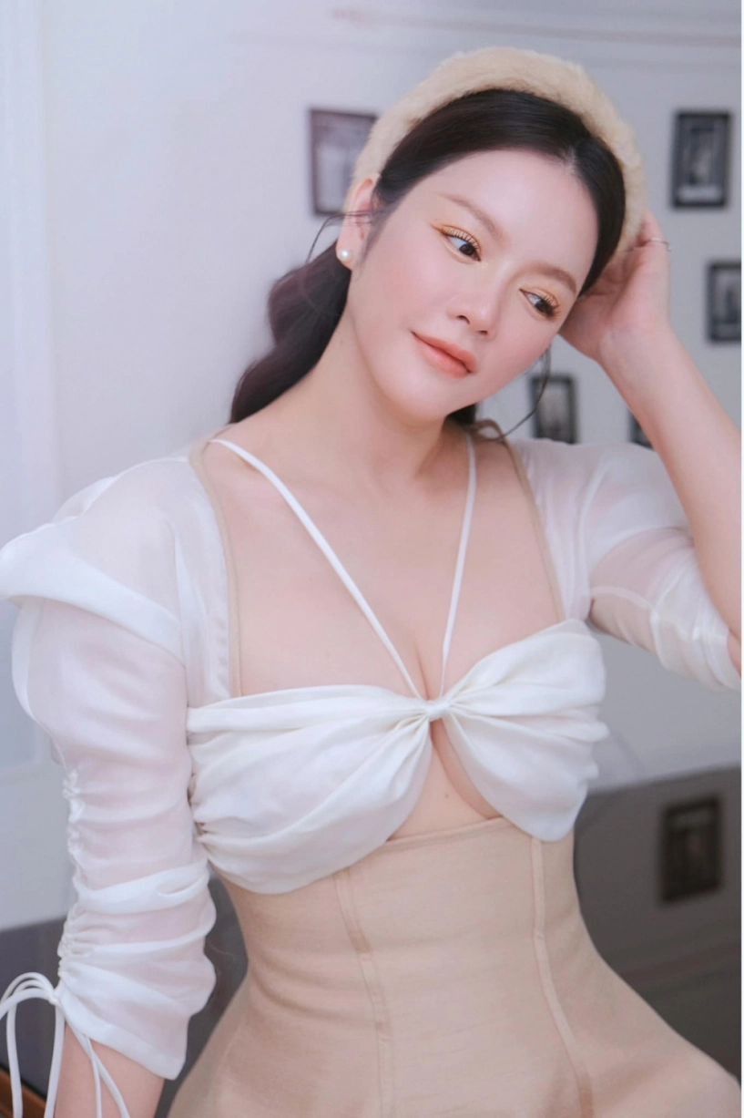 Lý nhã kỳ lên đồ khoe nét dễ thương nhưng nút ruồi ở vị trí ứ ừ gây sốt - 2