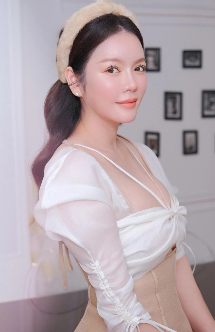 Lý nhã kỳ lên đồ khoe nét dễ thương nhưng nút ruồi ở vị trí ứ ừ gây sốt - 3