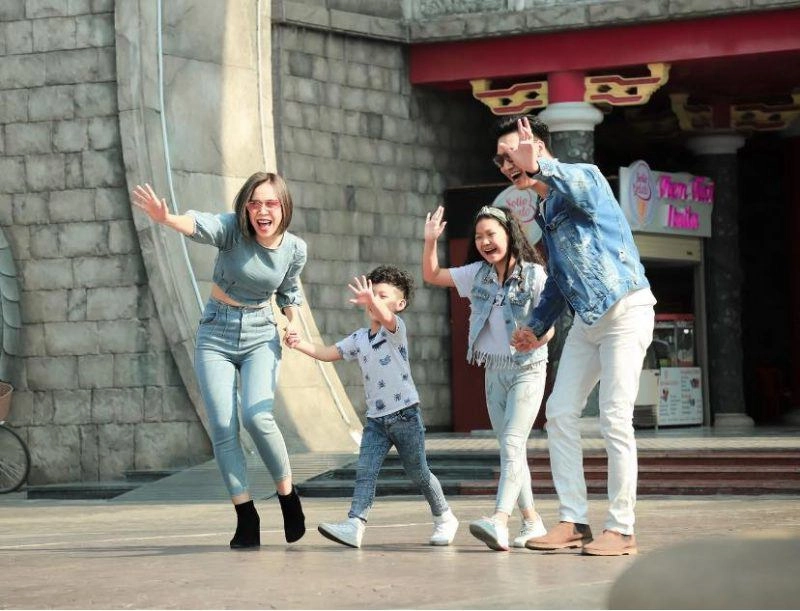 Mặc ai body-shaming bà xã mạnh trường vẫn chăm diện đẹp khoe eo đáng ngưỡng mộ - 10