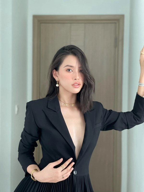 Mặc áo thun quần jeans bạc màu đi làm từ thiện tiểu vy được khen hết lời - 8