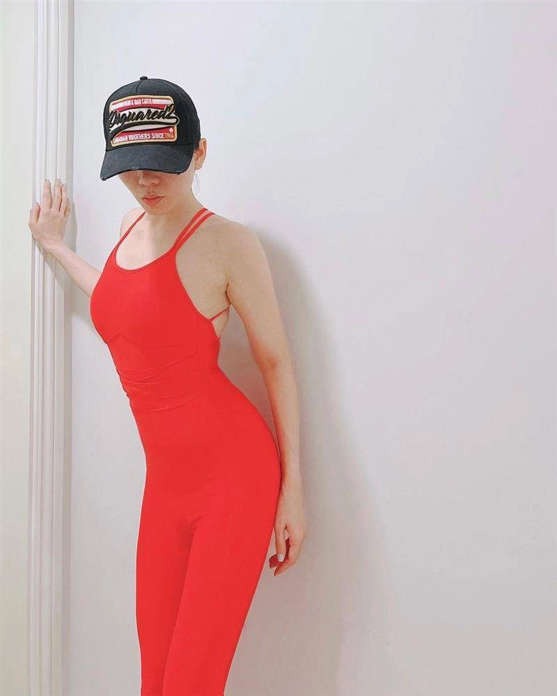 Mặc jumpsuit tập khó nhằn mà hội vợ đại gia vẫn nghiện diện còn gài thêm tiểu xảo bóp dáng - 2