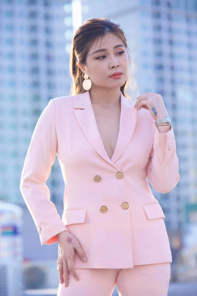 Mc vtv thả rông trên sân thượng đi làm thanh lịch miễn chê áo quần khéo che hình xăm khủng - 1
