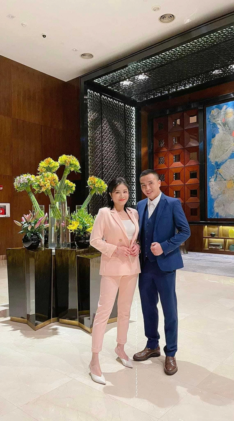 Mc vtv thả rông trên sân thượng đi làm thanh lịch miễn chê áo quần khéo che hình xăm khủng - 3