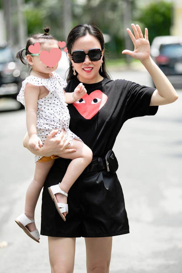 Mẹ bỉm phượng chanel bế con vẫn ăn mặc sành điệu diện váy ngắn khoe cực phẩm trời cho - 2
