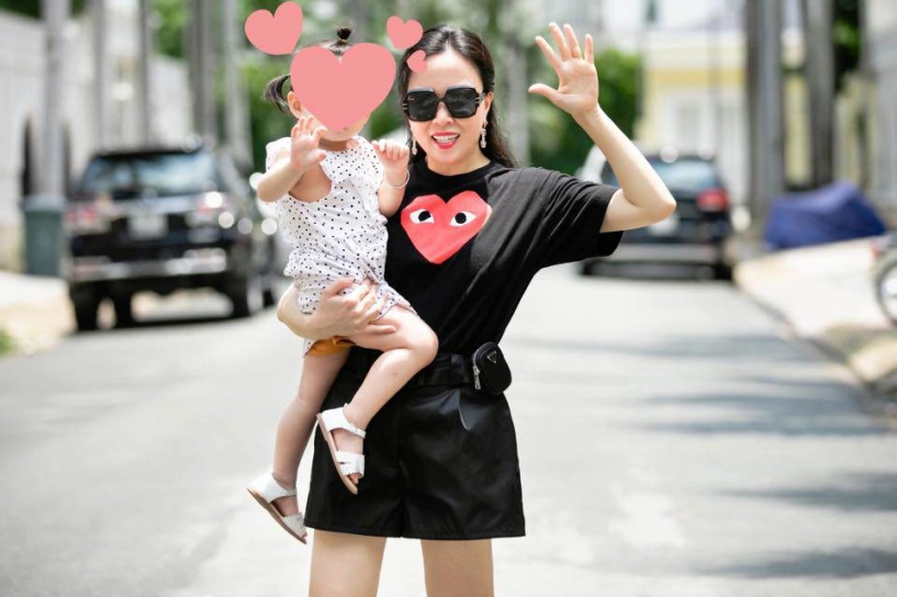 Mẹ bỉm phượng chanel bế con vẫn ăn mặc sành điệu diện váy ngắn khoe cực phẩm trời cho - 3