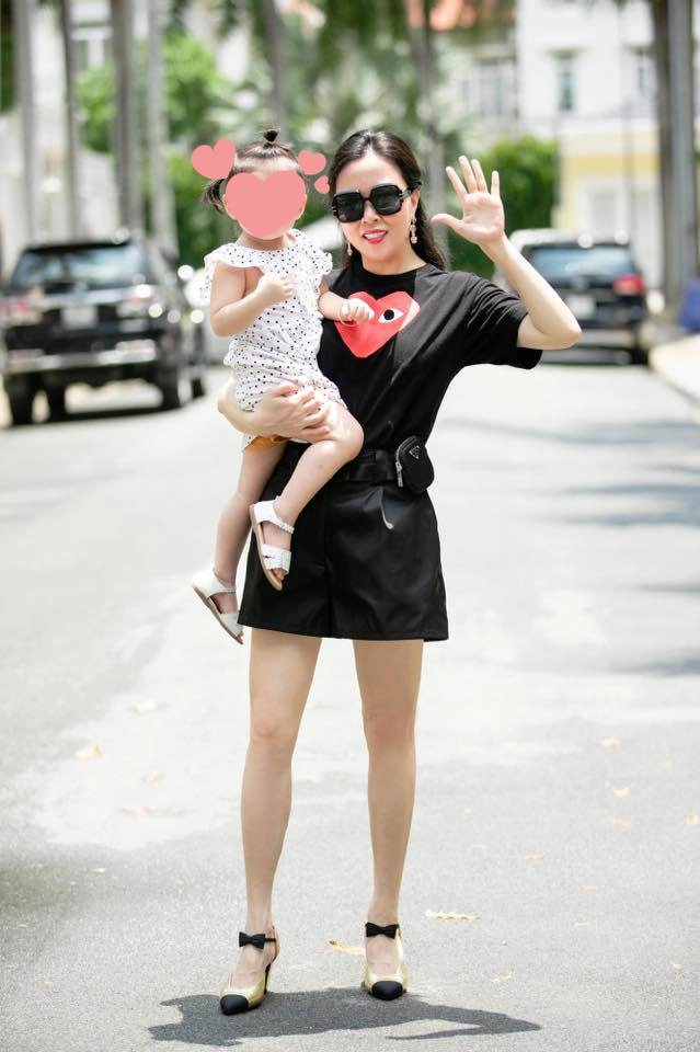Mẹ bỉm phượng chanel bế con vẫn ăn mặc sành điệu diện váy ngắn khoe cực phẩm trời cho - 4