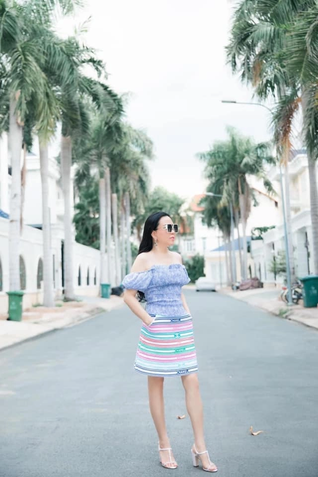 Mẹ bỉm phượng chanel bế con vẫn ăn mặc sành điệu diện váy ngắn khoe cực phẩm trời cho - 10