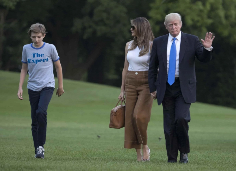 Melania trump hiếm hoi xuất hiện hậu rời nhà trắng vẫn mặc sang chảnh tay không rời túi 600 triệu - 6