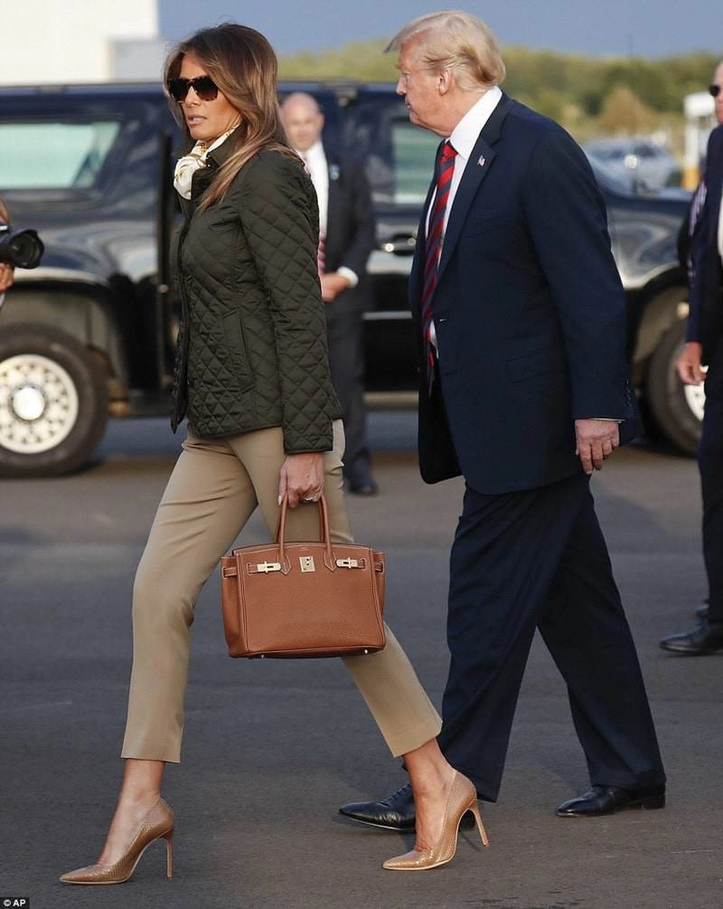 Melania trump hiếm hoi xuất hiện hậu rời nhà trắng vẫn mặc sang chảnh tay không rời túi 600 triệu - 11