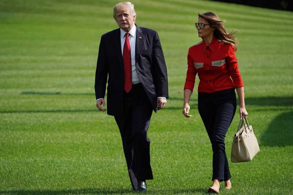 Melania trump hiếm hoi xuất hiện hậu rời nhà trắng vẫn mặc sang chảnh tay không rời túi 600 triệu - 12