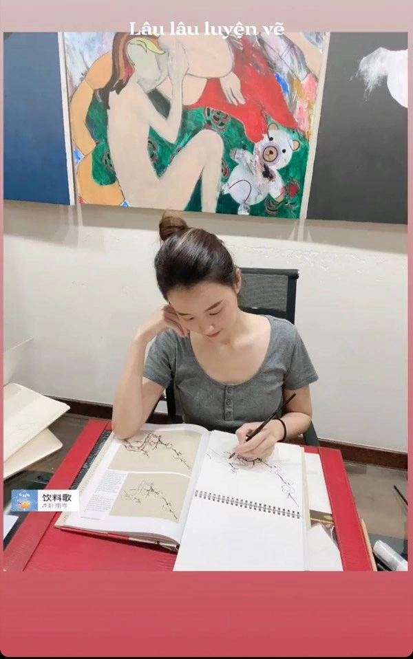Midu ngồi vẽ mặc một chiếc áo thun bình thường nhưng vẫn tỏa ra khí chất tiên tử - 1
