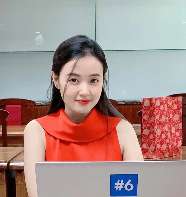 Midu ngồi vẽ mặc một chiếc áo thun bình thường nhưng vẫn tỏa ra khí chất tiên tử - 2