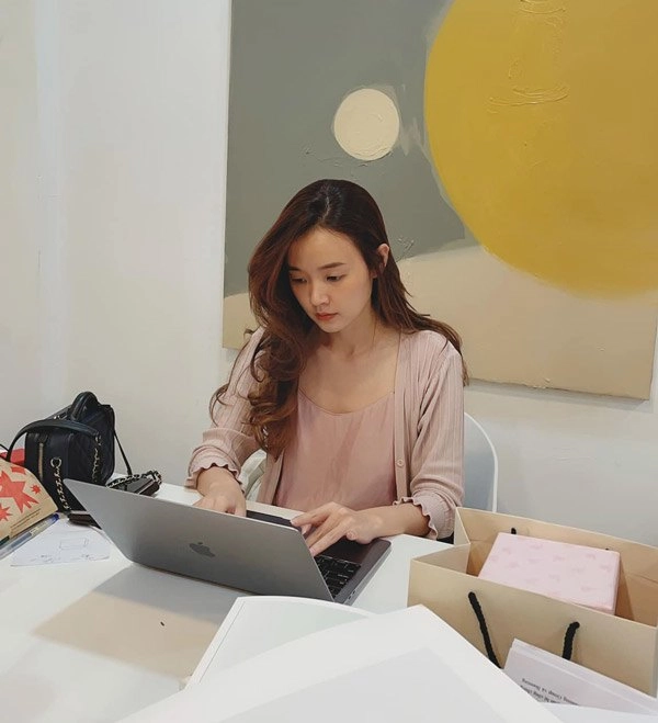 Midu ngồi vẽ mặc một chiếc áo thun bình thường nhưng vẫn tỏa ra khí chất tiên tử - 3