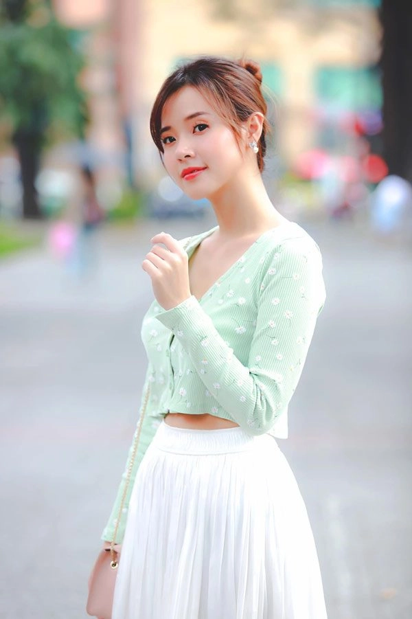 Midu ngồi vẽ mặc một chiếc áo thun bình thường nhưng vẫn tỏa ra khí chất tiên tử - 7
