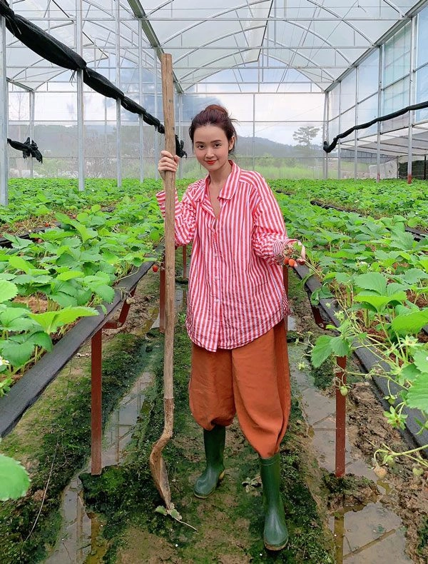 Midu ngồi vẽ mặc một chiếc áo thun bình thường nhưng vẫn tỏa ra khí chất tiên tử - 8