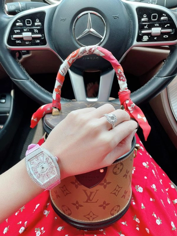 Midu ngồi vẽ mặc một chiếc áo thun bình thường nhưng vẫn tỏa ra khí chất tiên tử - 11