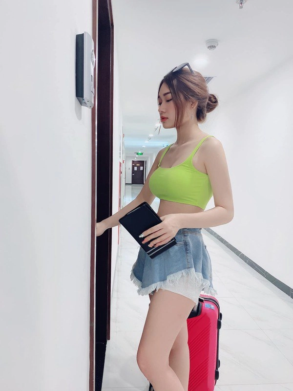 Mới khoe hình gợi cảm hotgirl tiếp tục diện đồ xẻ bất tận làm cđm đỏ mặt - 9