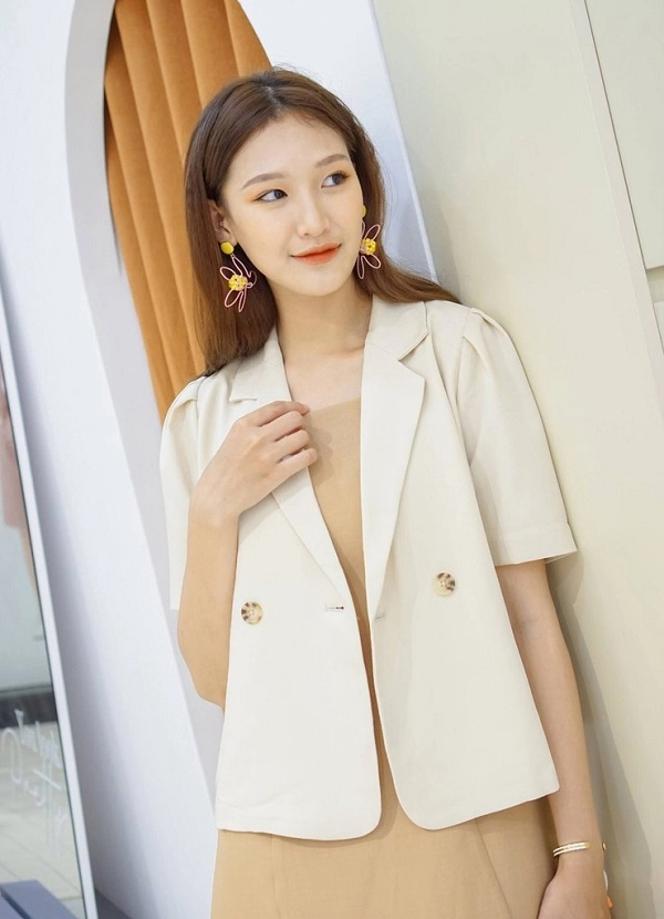 Mùa hè cứ sắm đủ mấy mẫu áo này nàng công sở vừa mát mẻ lại sành điệu vô cùng - 1