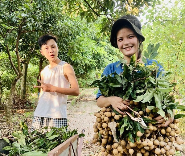 Mua nhà cách hà nội 30km nghỉ ngơi nghệ sĩ giang còi tết đội nón ra vườn nhặt cỏ - 6