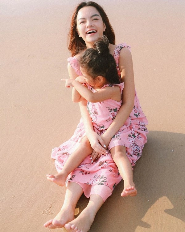 Muốn biết sự khác biệt của mẹ bỉm lúc chăm con với lúc bung xõa hãy nhìn phạm quỳnh anh - 14