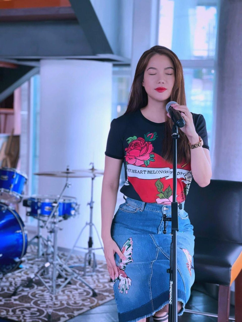 Muốn khoe chiếc eo thon nhưng trương ngọc ánh lại chọn kiểu váy lỗi mốt trầm trọng - 2