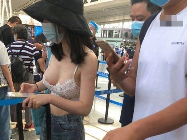 Muôn kiểu mặc áo hở hang thềm của chị em ai cũng phải lắc đầu ngao ngán - 6