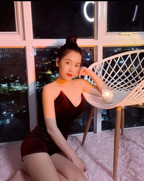 Mỹ nhân làng hài diện váy cúp ngực chỉ đề ra ban công hóng mát - 2