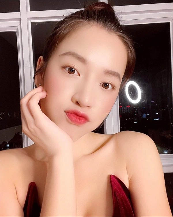 Mỹ nhân làng hài diện váy cúp ngực chỉ đề ra ban công hóng mát - 3
