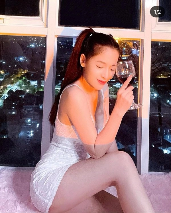 Mỹ nhân làng hài diện váy cúp ngực chỉ đề ra ban công hóng mát - 4