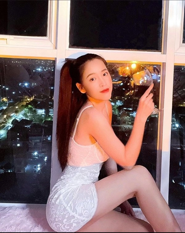 Mỹ nhân làng hài diện váy cúp ngực chỉ đề ra ban công hóng mát - 5