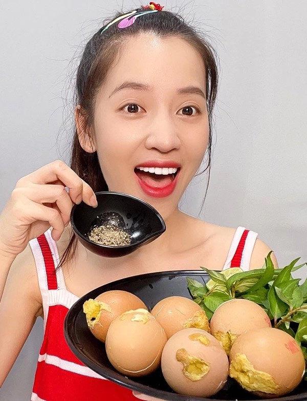 Mỹ nhân làng hài diện váy cúp ngực chỉ đề ra ban công hóng mát - 12