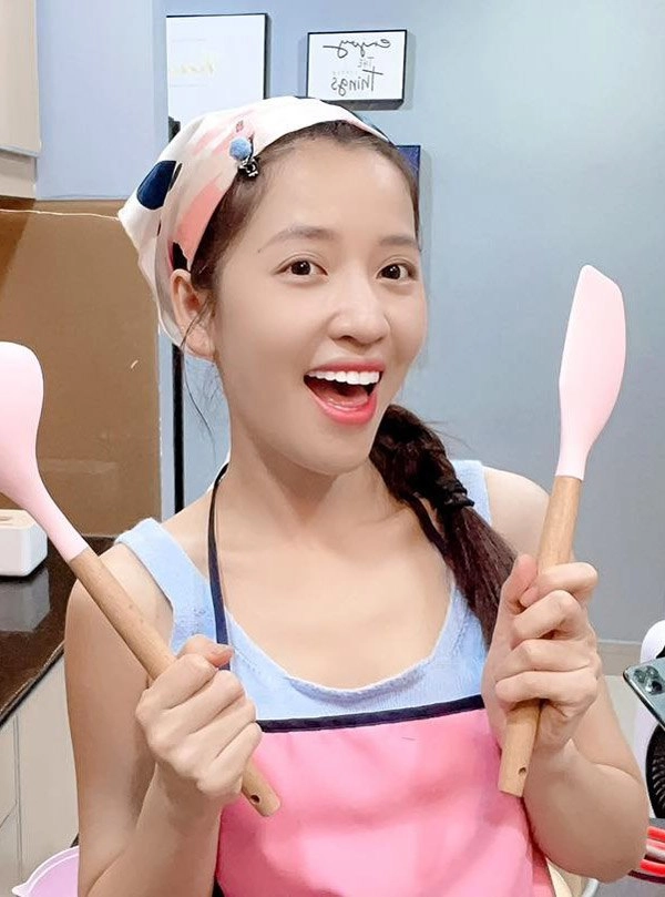 Mỹ nhân làng hài diện váy cúp ngực chỉ đề ra ban công hóng mát - 13