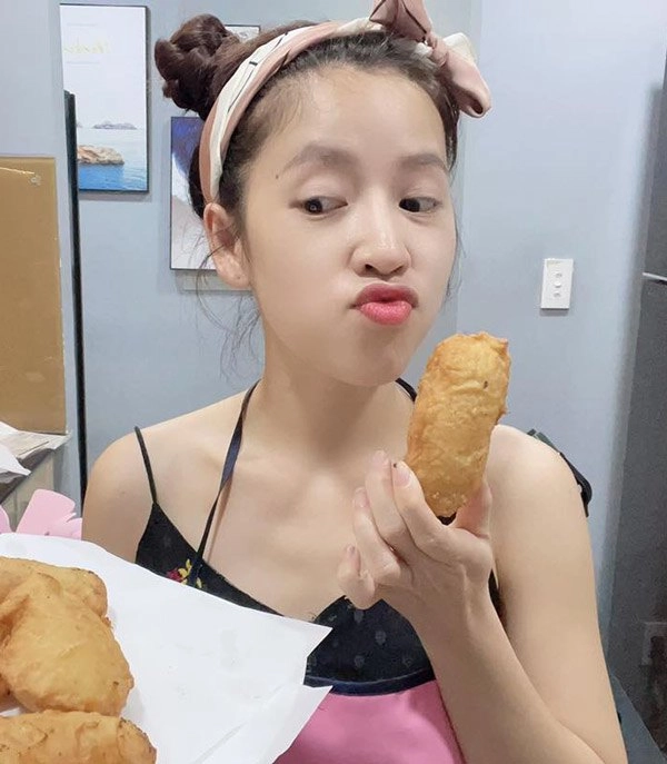 Mỹ nhân làng hài diện váy cúp ngực chỉ đề ra ban công hóng mát - 14