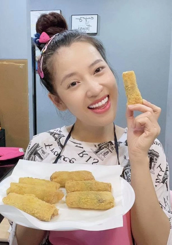 Mỹ nhân làng hài diện váy cúp ngực chỉ đề ra ban công hóng mát - 15