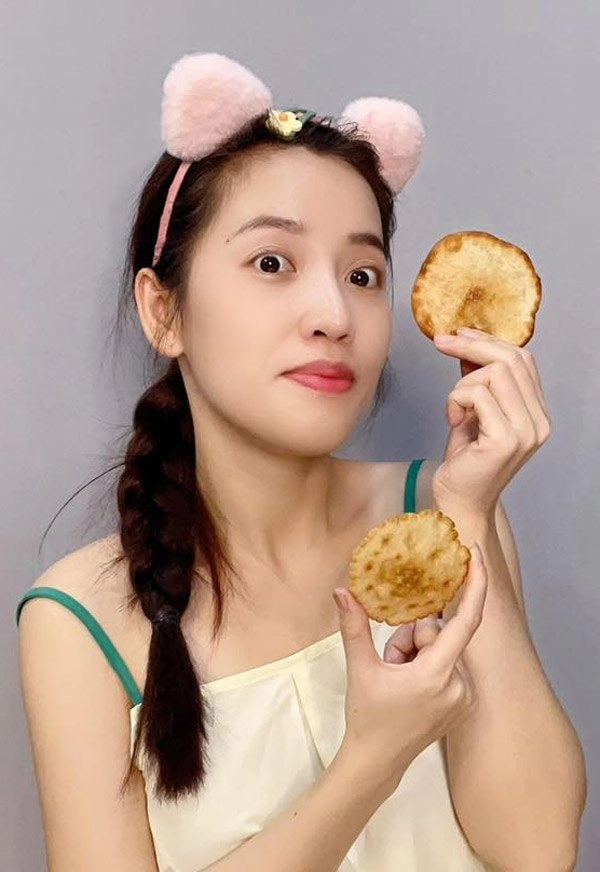 Mỹ nhân làng hài diện váy cúp ngực chỉ đề ra ban công hóng mát - 16