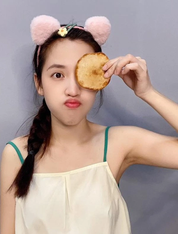 Mỹ nhân làng hài diện váy cúp ngực chỉ đề ra ban công hóng mát - 17