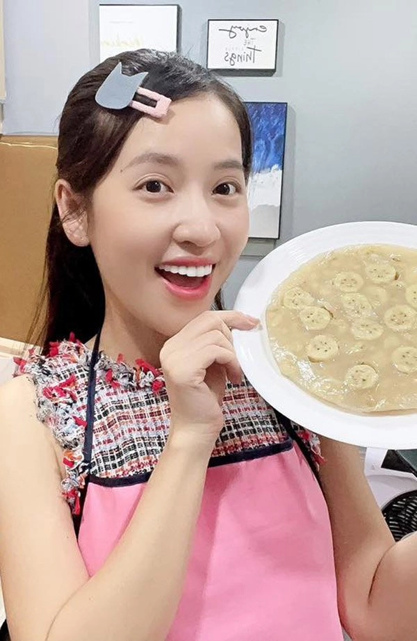 Mỹ nhân làng hài diện váy cúp ngực chỉ đề ra ban công hóng mát - 18
