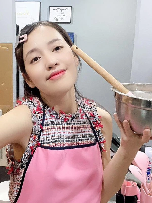 Mỹ nhân làng hài diện váy cúp ngực chỉ đề ra ban công hóng mát - 19